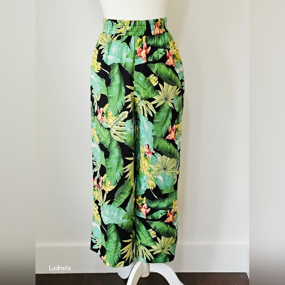 NICOLE MILLER New York Size M Women's Green Tropical Print Pull On Cropped Pants - Picture 5 of 6